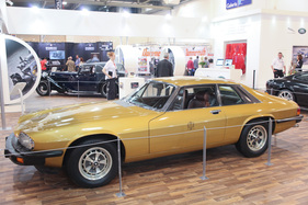 Jaguar XJ-S V12 Coupé (1975) - stand in dieser goldfarbenen Lackierung auf dem Jaguar-Stand der London Motor Show im Jahr 1975 - Techno Classica 2015 (1975)