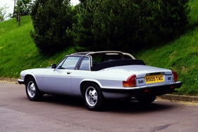 Jaguar XJ-SC HE Cabriolet (1985) – Nur im ersten Jahr trug das Zwölfzylinder-Cabrio den Zusatz "H.E." am Heck. Ab 1986 stand dort "V12"