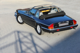 Anders als beim Porsche Targa wird mit den Dachhälften nicht auch der obere Rand des Türrahmens demontiert