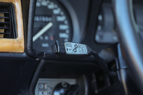 Beidhändiger Tempomat: Die Geschwindigkeit wird am Blinkerhebel gespeichert, ...