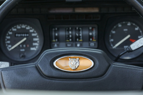 Bereits vor der Übernahme durch Ford sass der "Growler" auf dem Lenkrad in einem Oval