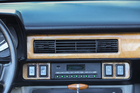 Das Display über der Mittelkonsole kann nicht nur die Uhrzeit anzeigen, sondern auch Wegstrecke und Momentanverbrauch sowie Durchschnittsverbrauch und -geschwindigkeit