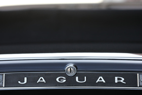 Der Jaguar-Schriftzug verbindet die beiden Rückfahrscheinwerfer miteinander. Dem XJ-SC ist es zu verdanken, dass er auch danach noch auf weiteren Autos prangte