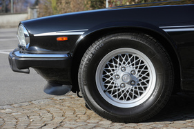 Die Kreuzspeichenräder gab es erst ab März 1988 und waren demnach nie ab Werk auf einem XJ-SC montiert. Serienmässig waren Fünfarmräder, ebenfalls in 15 Zoll