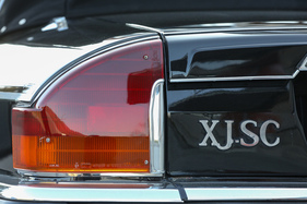 Doppelte Ligatur: Das X geht geschmeidig ins J über, die Rückleuchte wächst in die seitliche Positionsleuchte hinein