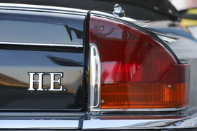 "H.E." für "High Efficiency": Tatsächlich behauptete Jaguar, den Kraftstoffverbrauch um 20 % gesenkt zu haben. Ab 1986 war dann die Zylinderzahl wichtiger.