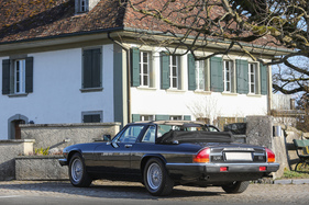 Jaguar XJ-SC V-12 Cabriolet (1985) – Kragen: Das halbe Verdeck baut zusammengeklappt fast so hoch wie ein ganzes Jaguar XJ-SC V-12 Cabriolet (1985) – Kragen: Das halbe Verdeck baut zusammengeklappt fast so hoch wie ein ganzes