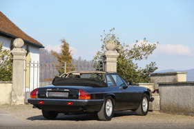 Jaguar XJ-SC V-12 Cabriolet (1985) – Kragen: Das halbe Verdeck baut zusammengeklappt fast so hoch wie ein ganzes Jaguar XJ-SC V-12 Cabriolet (1985) – Kragen: Das halbe Verdeck baut zusammengeklappt fast so hoch wie ein ganzes