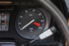 Kurios: Nicht aussen am Heck, sondern auf dem Dehzahlmesser findet sich die einzige Angabe der Zylinderzahl