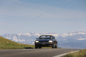 Mit 299 PS und 432 Nm aus 5,3 Litern bügelt der V12 jeden Berg glatt