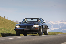 Mit 299 PS und 432 Nm aus 5,3 Litern bügelt der V12 jeden Berg glatt