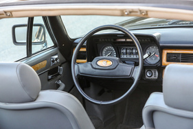 Schlankes Zweispeichenlenkrad mit gepolsterter Prallplatte. Einen Airbag gab es im XJ-S erst ab 1990 optional; ab 1993 war er serienmässig