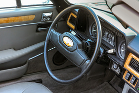 Schlankes Zweispeichenlenkrad mit gepolsterter Prallplatte. Einen Airbag gab es im XJ-S erst ab 1990 optional; ab 1993 war er serienmässig