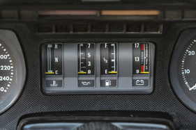 Statt klassischer Rundinstrumente informieren vier Säulen über Betriebsflüssigkeiten und Bordspannung