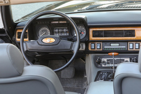 Zum Modelljahr 1982 war das Holz am Armaturenbrett zurückgekehrt. Hier noch helle Ulme, trugen die V12 ab 1986 dunklere Walnuss