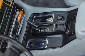 ... aber erst, nachdem man das System auf der Mittelkonsole aktiviert hat. Auch das Wiederaufnehmen der vorherigen Geschwindigkeit geschieht mit der rechten Hand