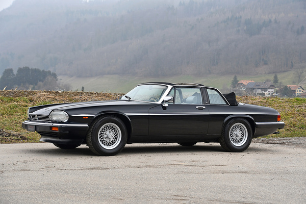 Bild: Jaguar XJ-SC V12 H.E. (1985) - als Lot 36 angeboten an der Versteigerung der Oldtimer Galerie Toffen am 22. März 2025