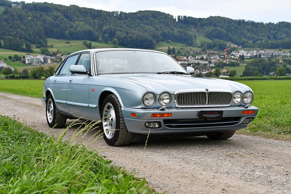 Bild: Jaguar XJ6 3.2 Executive (1997) - als Lot 147 an der Versteigerung der Oldtimer Galerie Toffen am 14. Oktober 2023 angeboten