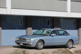 Jaguar XJ6 3.2 Executive (1997) - die geringe Höhe von weniger als 1,35 Meter lassen den Jaguar grösser erscheinen als er ist