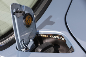 Jaguar XJ6 3.2 Executive (1997) - gute Idee - der Tankdeckel wird magnetisch festgehalten