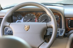 Jaguar XJ6 3.2 Executive (1997) - klar gezeichnete und übersichtliche Instrumente