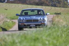 Jaguar XJ6 3.2 Executive (1997) - sitzt satt auf der Strasse