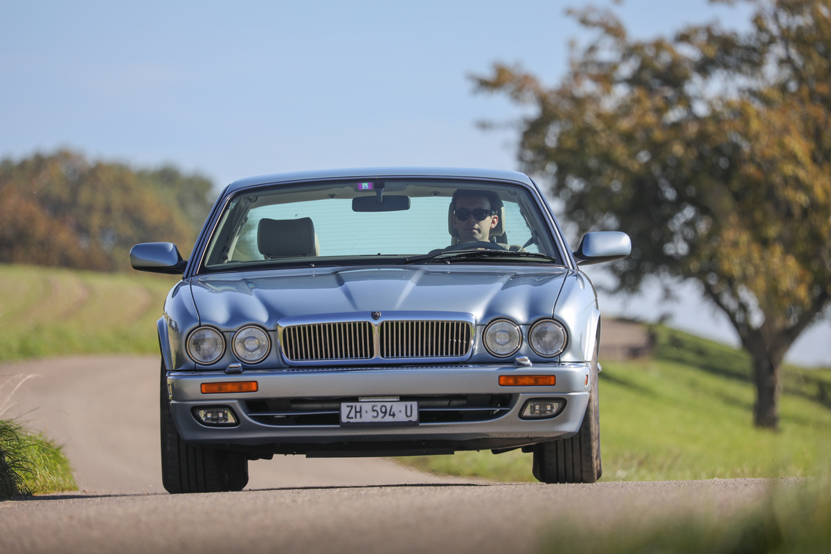 Jaguar XJ6 3.2 Executive (1997) - wegen seiner geringen Bauhöhe wirkt der "Jag" auch bei nur 1,8 Metern Breite flach