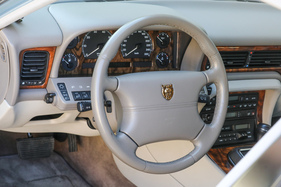 Jaguar XJ6 3.2 Executive (1997) - zweifarbig gehaltenes Interieur