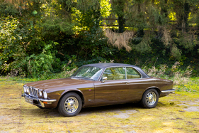 Jaguar XJ6 4.2 Coupé (1977) – angeboten als Lot Nr. 124 bei der RM-Sotheby's-Versteigerung in Paris am 4. und 5. Februar 2025