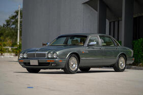 Jaguar XJ6 Vanden Plas Sedan (1996) - angeboten als Lot 103 an der Bonhams The Greenwich Auction am 4. Juni 2023