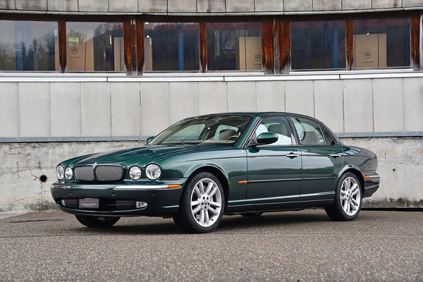 Bild: Jaguar XJR 4.2 V8 S:C (2005) - als Lot 03 angeboten an der Versteigerung der Oldtimer Galerie Toffen am 22. März 2025