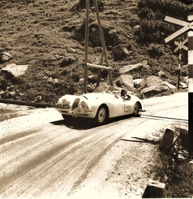Jaguar XK 120 (1950) - der berühmte NUB 120 bei der Rallye des Alpes 1950 - vorsichtig über die Schienen der Furkabahn fahrend - die Appleyards gewannen die Rallye exequo mit vier Dyna-Panhard