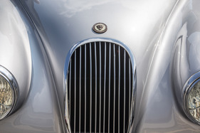 Jaguar XK 120 (1952) - das Jaguar-Zeichen auf dem Bug