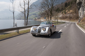 Jaguar XK 120 (1952) - den Blick auf die lange und rundliche Motorhaube gerichtet Jaguar XK 120 (1952) - den Blick auf die lange und rundliche Motorhaube gerichtet