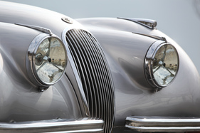 Jaguar XK 120 (1952) - im Gegensatz zu seinen Vorgängern wies der XK 120 integrierte Scheinwerfer auf