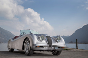 Jaguar XK 120 (1952) - in die Front integrierte Scheinwerfer