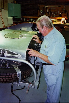 Jaguar XK 120 C (1952) - Restauration - Norman Dewis inspiziert den neuen Tank