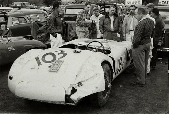 Jaguar XK 120 C (1952) - nach dem Überschlag - Ces Critchlow (mit Brille) beim Rennen auf dem Paramount Raceway am 18. November 1956