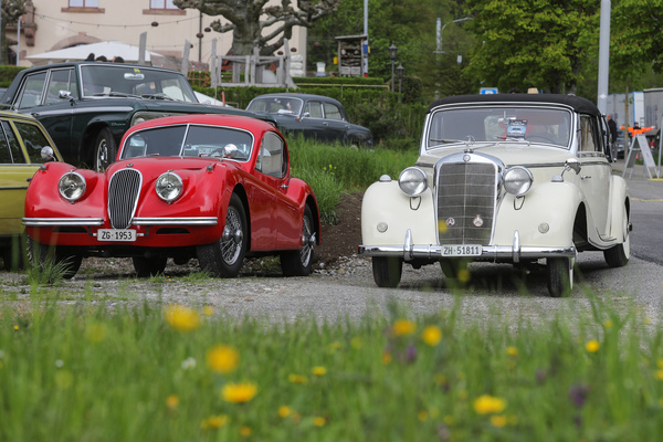 Jaguar XK 120 Coupé (1954) - neben einem Mercedes-Benz 200 der Vorkriegszeit - Albisgütli Classic Cars & Bikes April 2023
