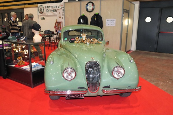 Jaguar XK 120 Coupé mit Plüschtieren - an der Messe Epoqu’Auto in Lyon im November 2013