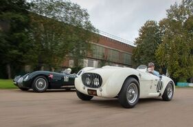 Jaguar XK 120 Hansgen Special (1953) – Auf Vergleichsfahrt in Bichester mit einem Jaguar C-Type (1953)