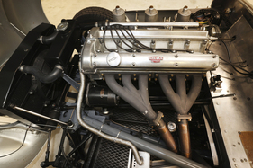Jaguar XK 120 Hansgen Special (1953) – Auspuffseite des XK-Motors, gut sichtbar: Das Rohrwerk des Rahmens