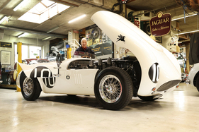 Jaguar XK 120 Hansgen Special (1953) – Die Motorhaube gibt den gesamten Vorderwagen frei, ideal beim Renneinsatz