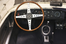 Jaguar XK 120 Hansgen Special (1953) – Flache Lenkradnabe statt Bombe wie beim 120er, die aufs Brustbein zielt