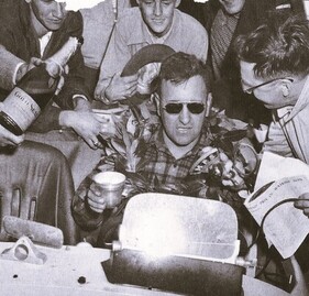 Jaguar XK 120 Hansgen Special (1953) – Walt Hansgen im Cockpit nach seinem Sieg in Watkins Glen