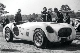 Jaguar XK 120 Hansgen Special (1953) – Walt erklärt mit ausgestreckter Hand seinen Eigenbau im Paddock von Watkins Glen