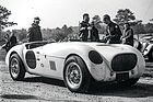 Jaguar XK 120 Hansgen Special (1953) – Walt erklärt mit ausgestreckter Hand seinen Eigenbau im Paddock von Watkins Glen