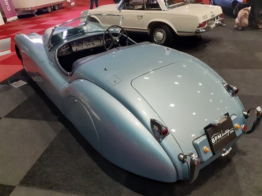 Jaguar XK 120 OTS (1951) mit verkleideten hinteren Radkästen – Classic Car Show Brussels 2022