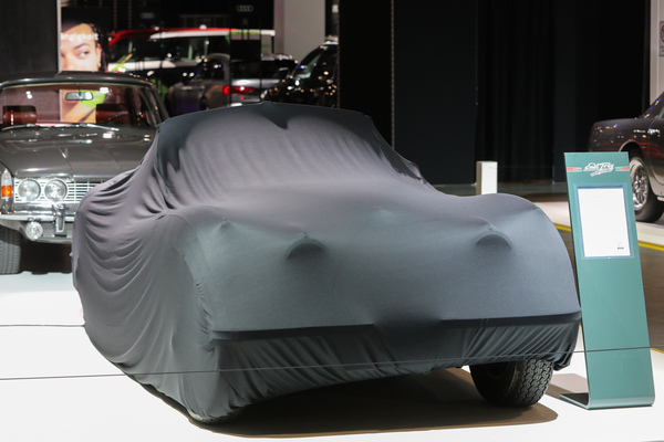 Jaguar XK 120 OTS (1954) - bei Emil Frey Classics, hier noch verhüllt - Auto Zürich 2022