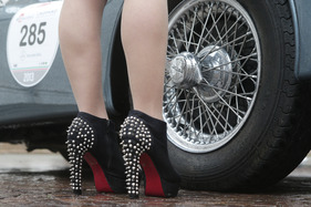 Jaguar XK 120 OTS Le Mans (1953) an der Mille Miglia 2013 - Die neu gekauften Schuhe wollen auch bei Regenwetter gezeigt werden!